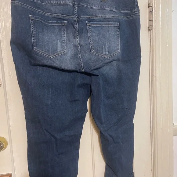 Torrid Premium Women Blue Denim Flat Front Distressed Raw Hem Capri Pants 26 NEW - Picture 10 of 12